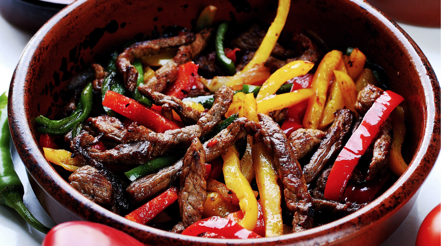 Ternera con pimientos estilo chino helado de yogur de fresa.